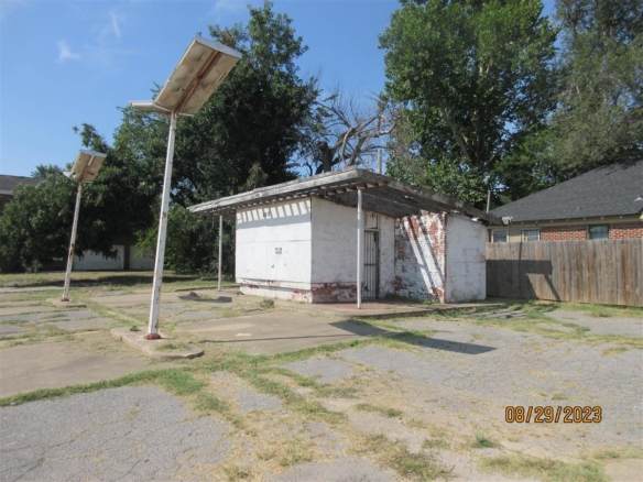 1821 N LOTTIE AVE
