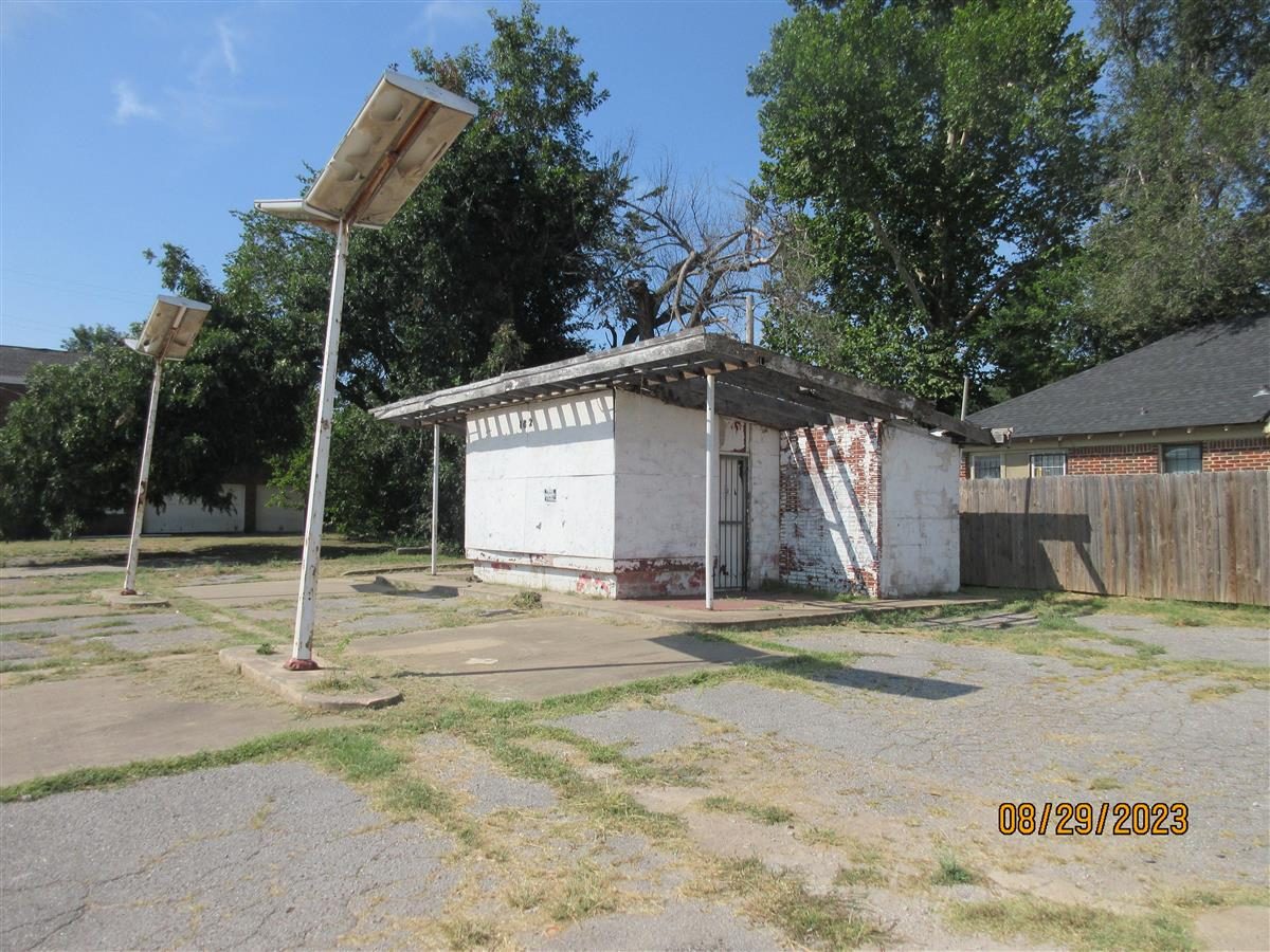 1821 N LOTTIE AVE