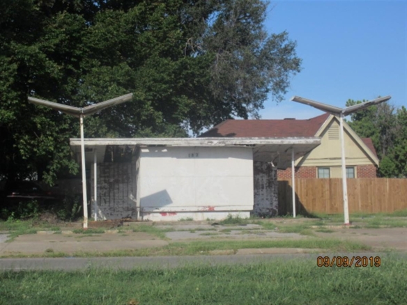 1821 N LOTTIE AVE