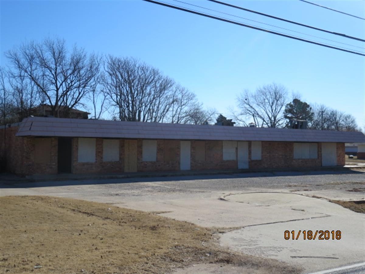 R131811600_2 1800 N BRYANT AVE