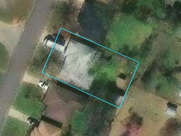 2136 MAPLE DR