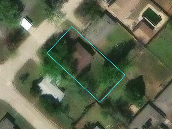 704 HEDGE DR